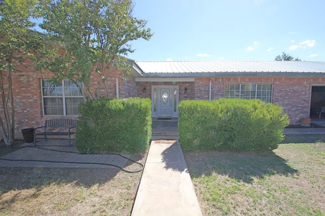 ranch-style house featuring a front lawn