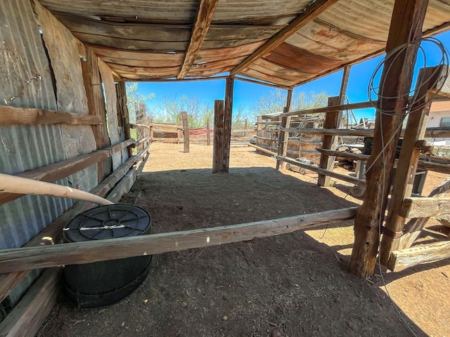 view of yard featuring an outbuilding