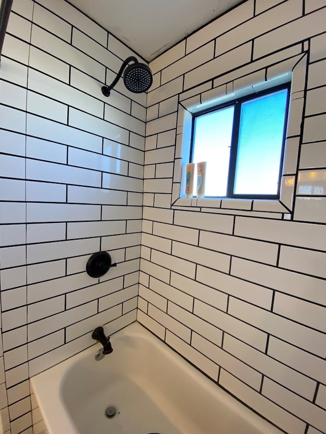 bathroom featuring tiled shower / bath combo