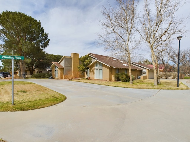 view of front of property featuring a front yard