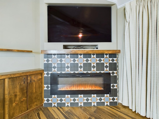 room details featuring hardwood / wood-style floors