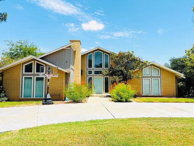 view of front of home with a front lawn