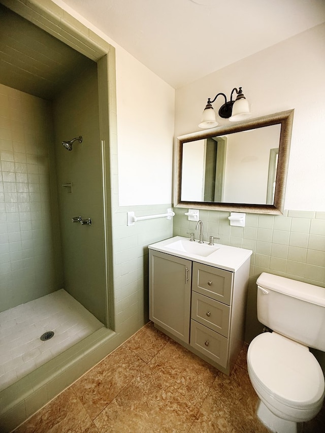 full bath featuring tiled shower, toilet, and tile walls