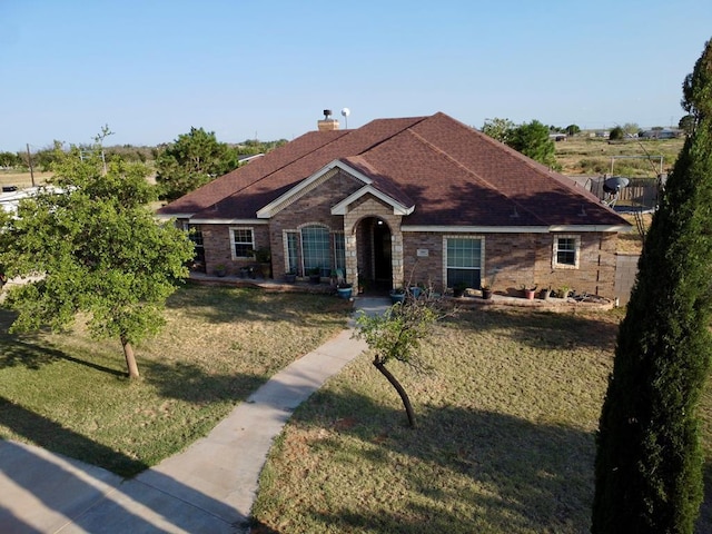 ranch-style house featuring a front yard