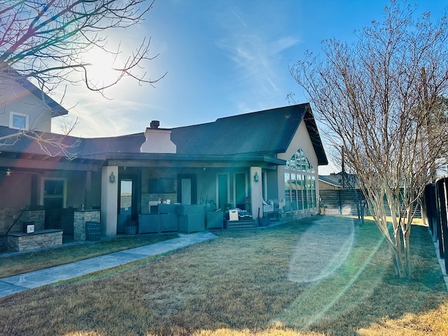 view of front of home featuring an outdoor kitchen and a front yard