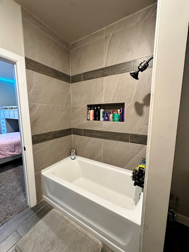 bathroom with tiled shower / bath combo