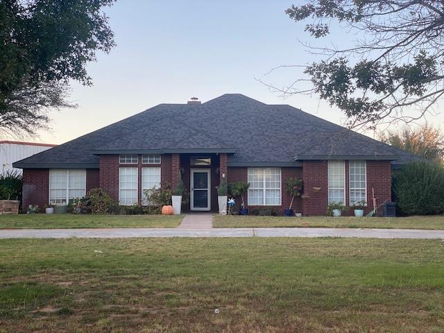 ranch-style home with a yard