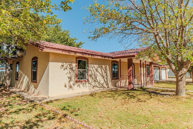 view of front of house with a front lawn and a garage