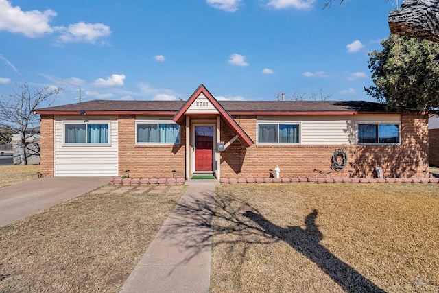 view of front of home with a front lawn