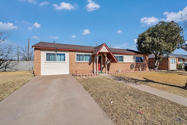 view of front of home featuring a front lawn