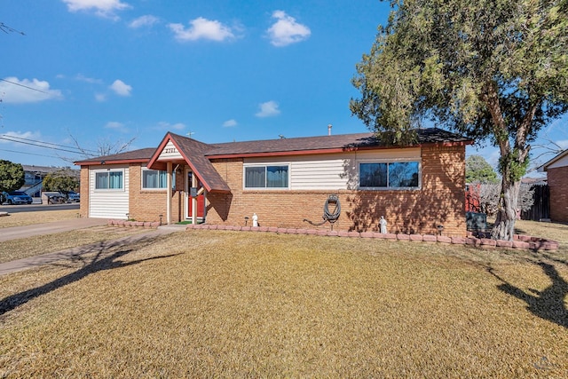 ranch-style house featuring a front yard