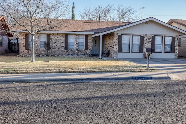 single story home featuring a front yard