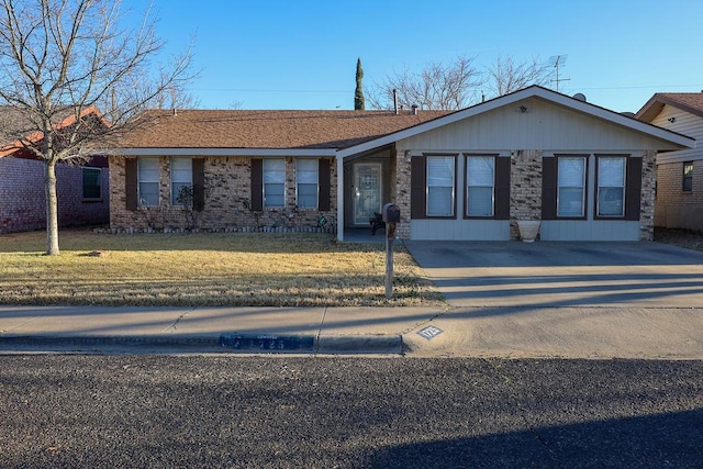 ranch-style house with a front yard