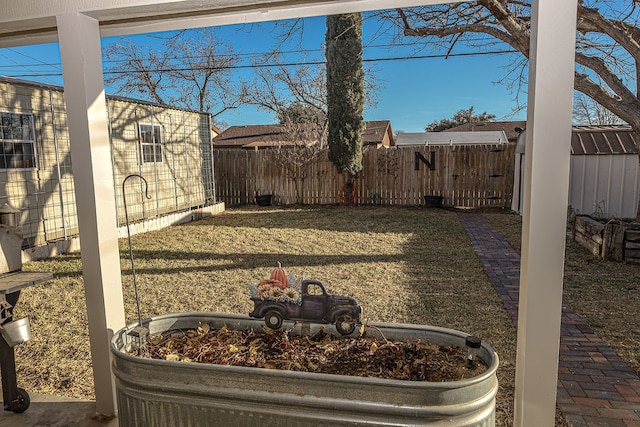 view of yard with a storage shed