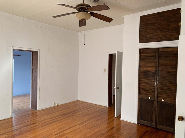 foyer entrance with ceiling fan