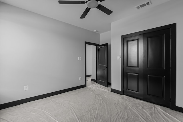 unfurnished bedroom featuring ceiling fan and a closet