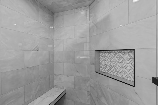 bathroom featuring a tile shower