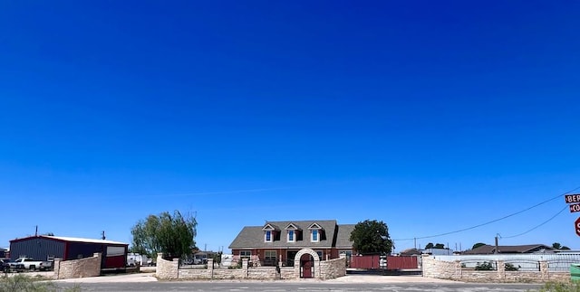 view of front of property featuring a fenced front yard