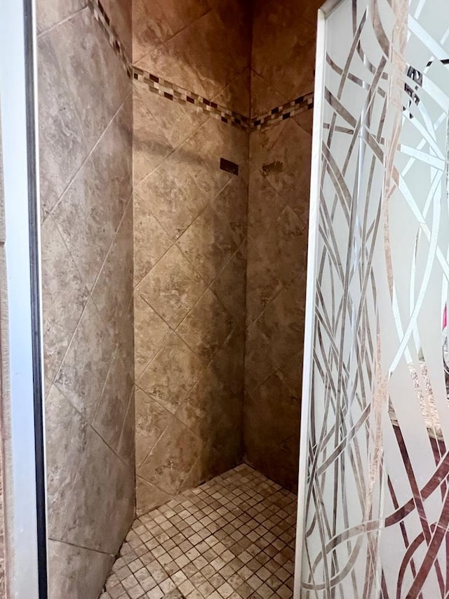 full bath featuring tiled shower