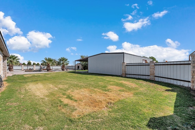 view of yard featuring an outdoor structure