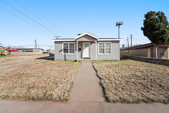 view of front of home with a front lawn