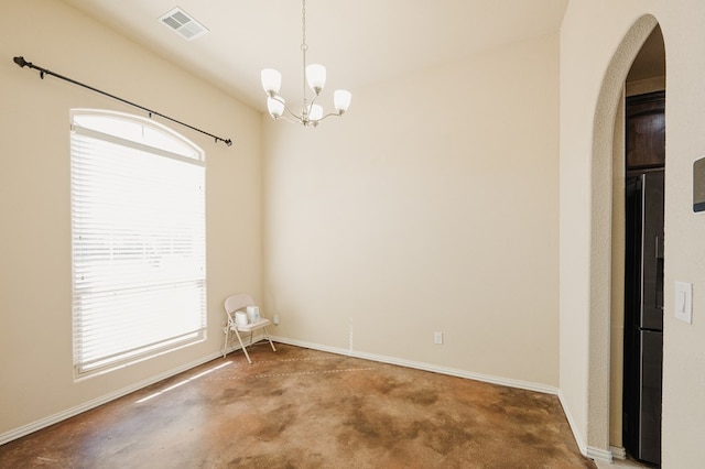 empty room featuring visible vents, arched walkways, a chandelier, and baseboards