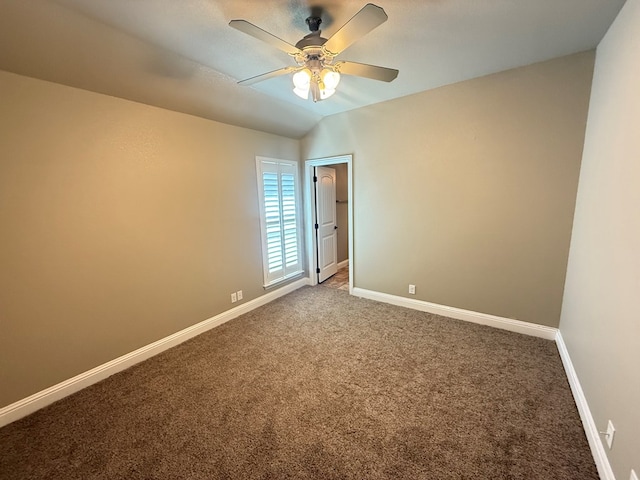 unfurnished room featuring a ceiling fan, light carpet, vaulted ceiling, and baseboards