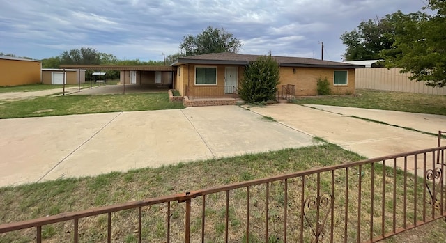 view of front of home featuring a carport and a front yard