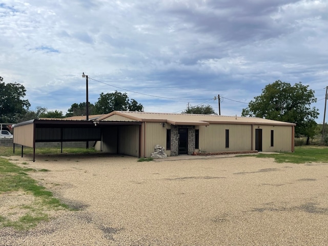 view of front of property featuring a carport