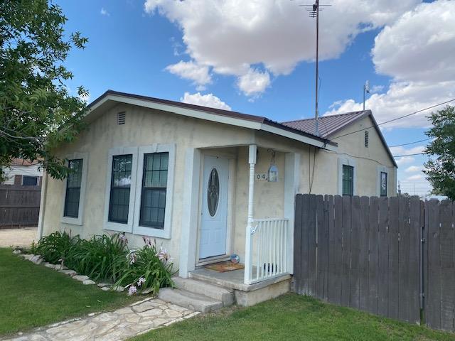 bungalow featuring a front lawn