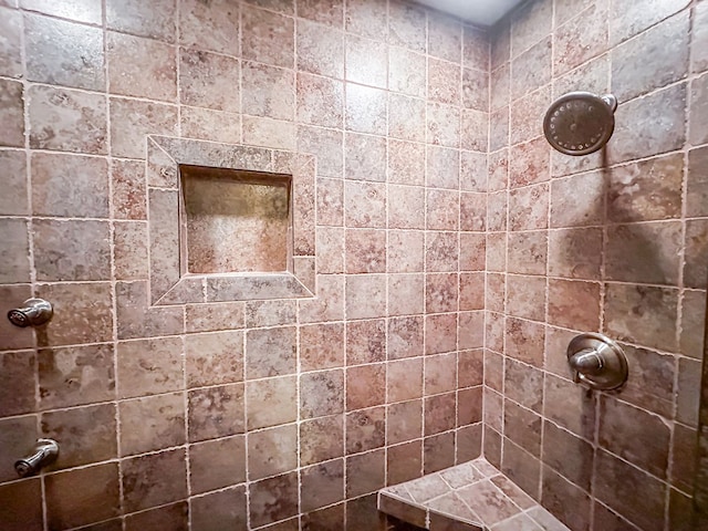 bathroom featuring a tile shower