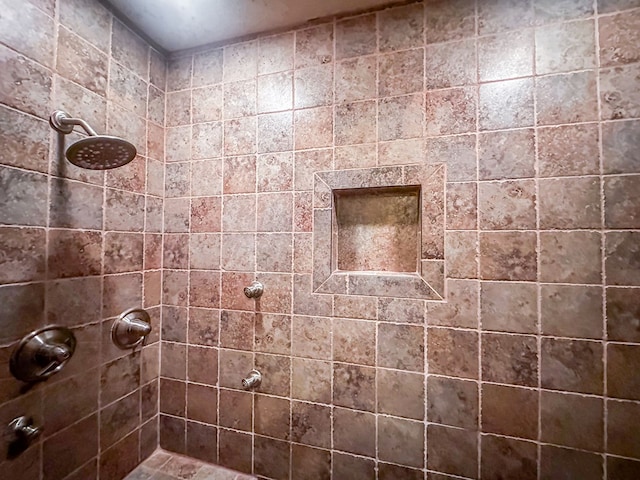 full bathroom featuring tiled shower