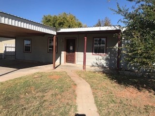 view of front of property with a carport and a front yard