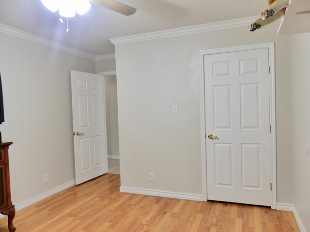 unfurnished bedroom featuring a textured ceiling, ceiling fan, light hardwood / wood-style floors, and crown molding