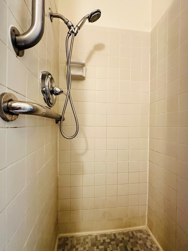 bathroom featuring tiled shower