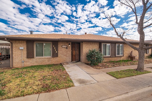 single story home featuring a front lawn