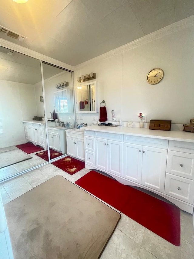 bathroom featuring sink