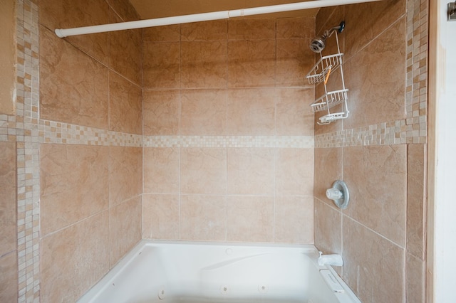 bathroom with tiled shower / bath