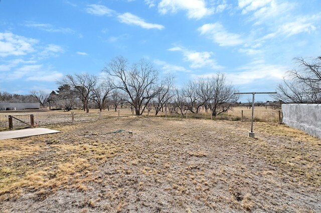 view of yard featuring a rural view