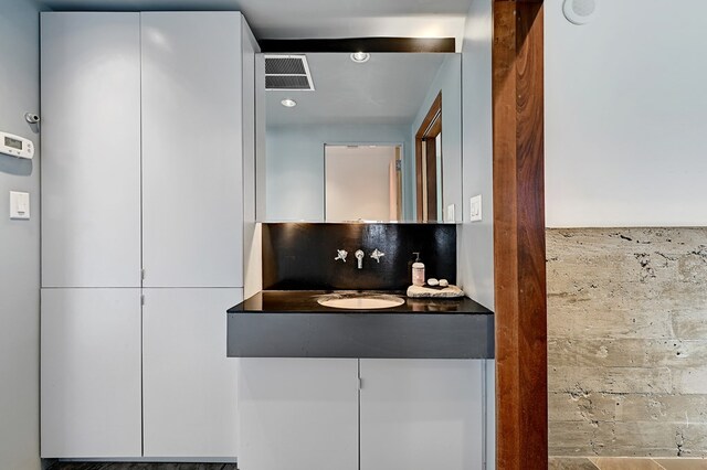 bathroom featuring tasteful backsplash and vanity