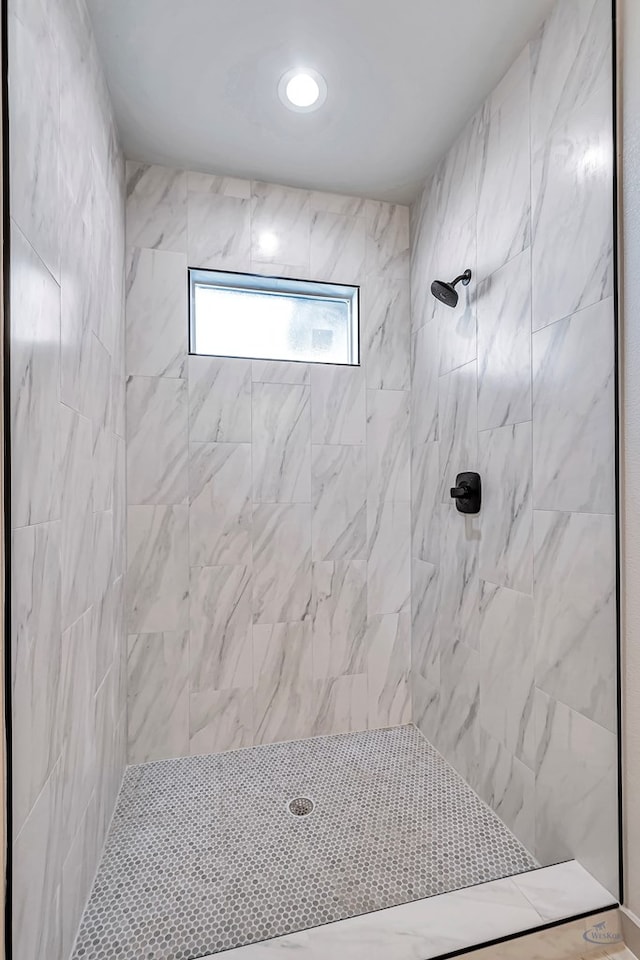 bathroom featuring tiled shower