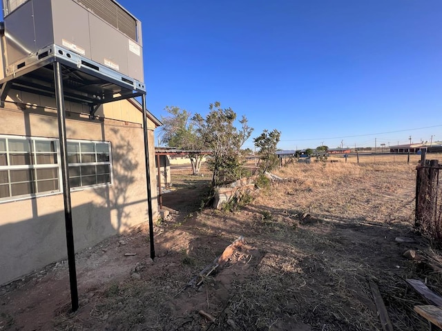 view of yard featuring a rural view