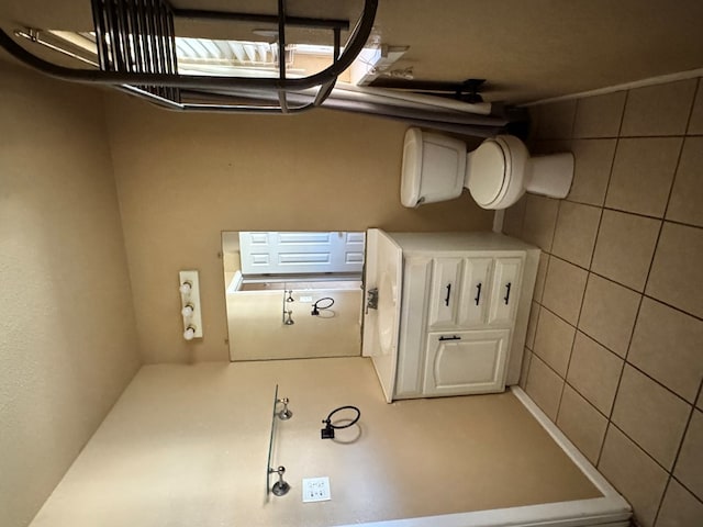 bathroom featuring tile walls