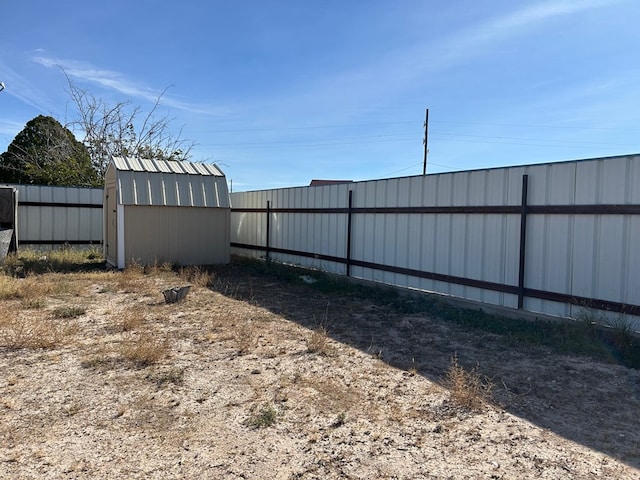 view of yard featuring a storage unit