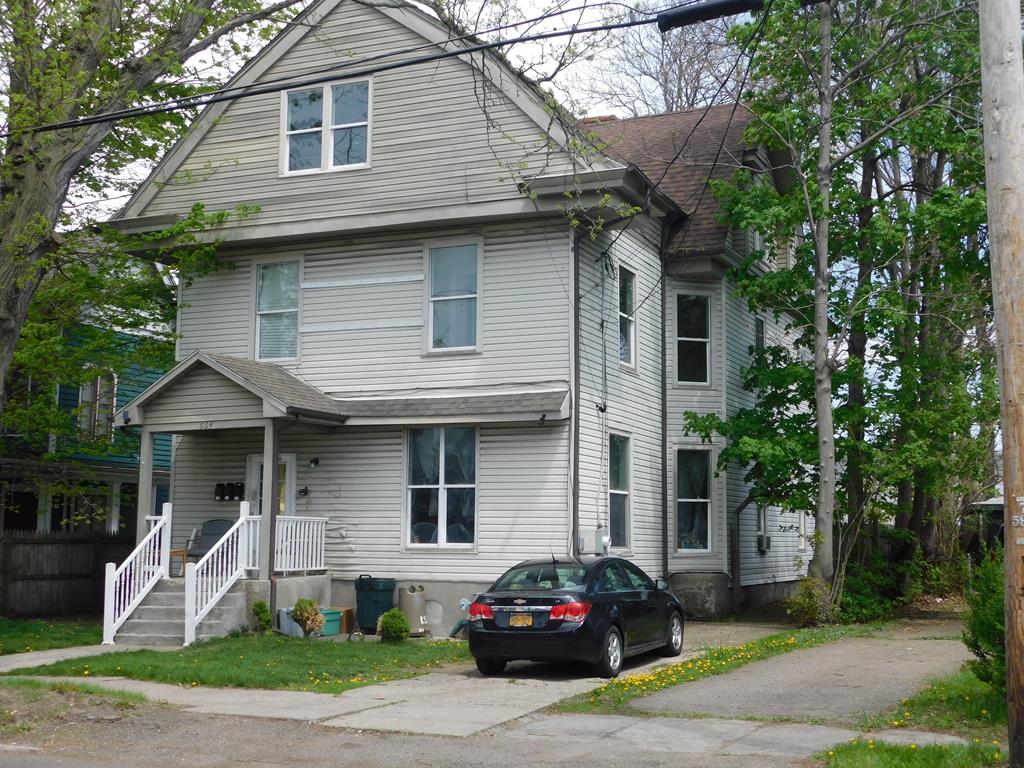 view of front of property with roof with shingles