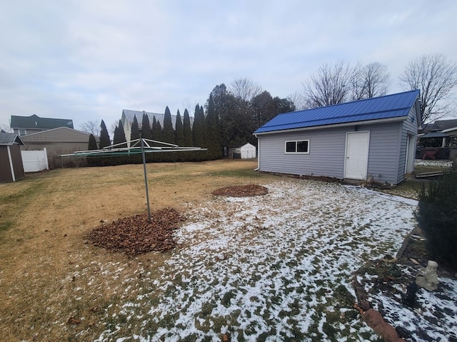 view of yard with an outbuilding