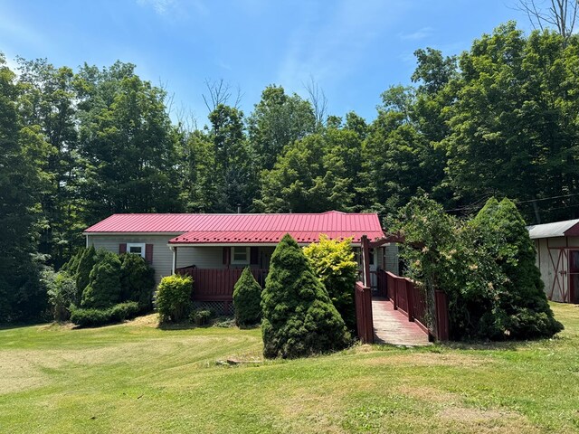 view of front of home featuring a front lawn