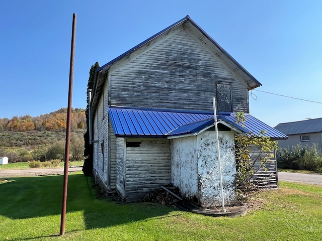 view of side of property featuring a lawn