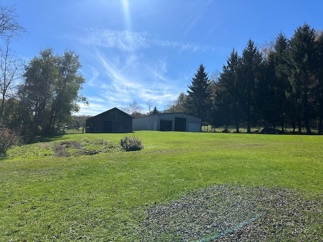 view of yard featuring an outbuilding