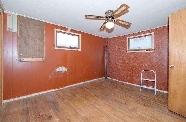 spare room featuring light hardwood / wood-style floors, ceiling fan, and ornamental molding